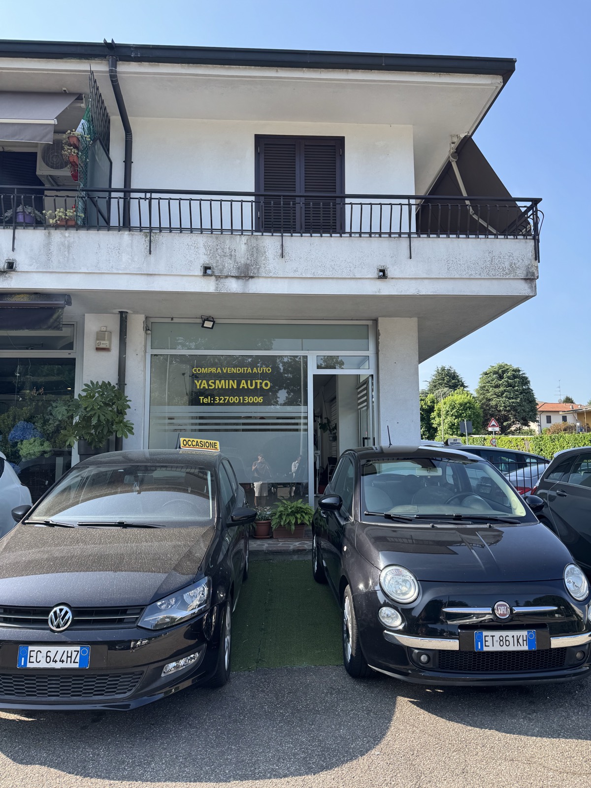 Esterno della concessionaria Yasmin Auto a Cassina Rizzardi con auto usate in vendita